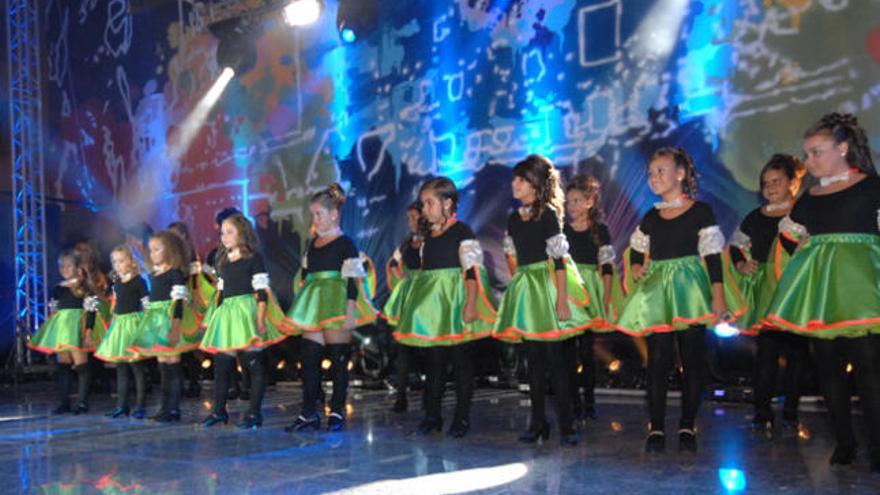 Las pequeñas candidatas, anoche, en la plaza del Pilar. | juan carlos castro