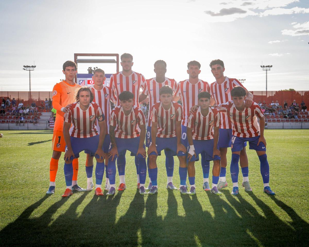 Matías Barboza, el segundo por la derecha en la fila superior, titular con el Atleti B.