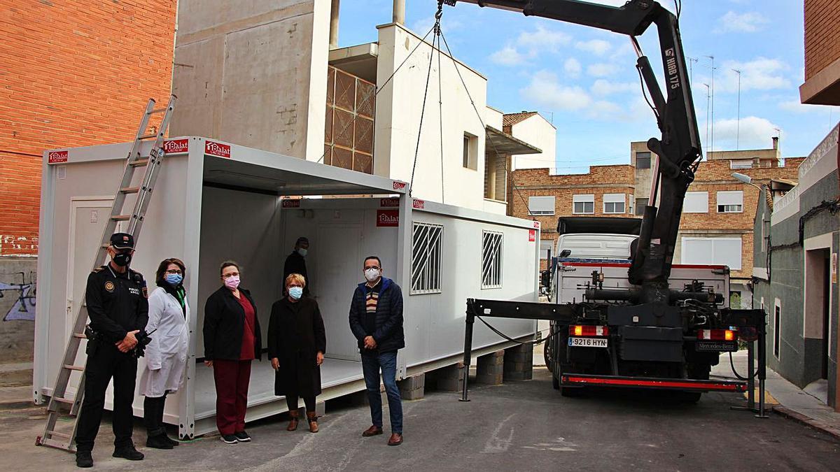 La alcaldesa de Picassent y representantes del centro de salud, junto a los módulos para PCR. | A.P.