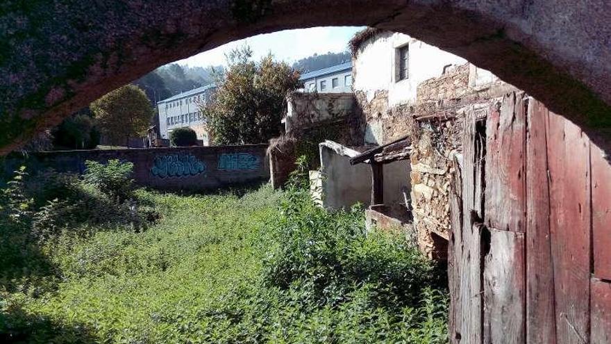 Entrada del convento de As Donas, cubierto de maleza.