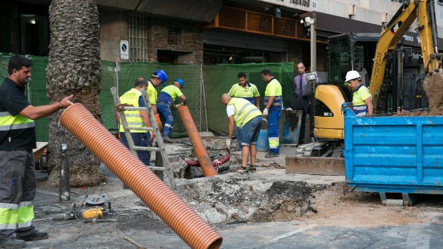 Los operarios durante los trabajos para solucionar el problema.