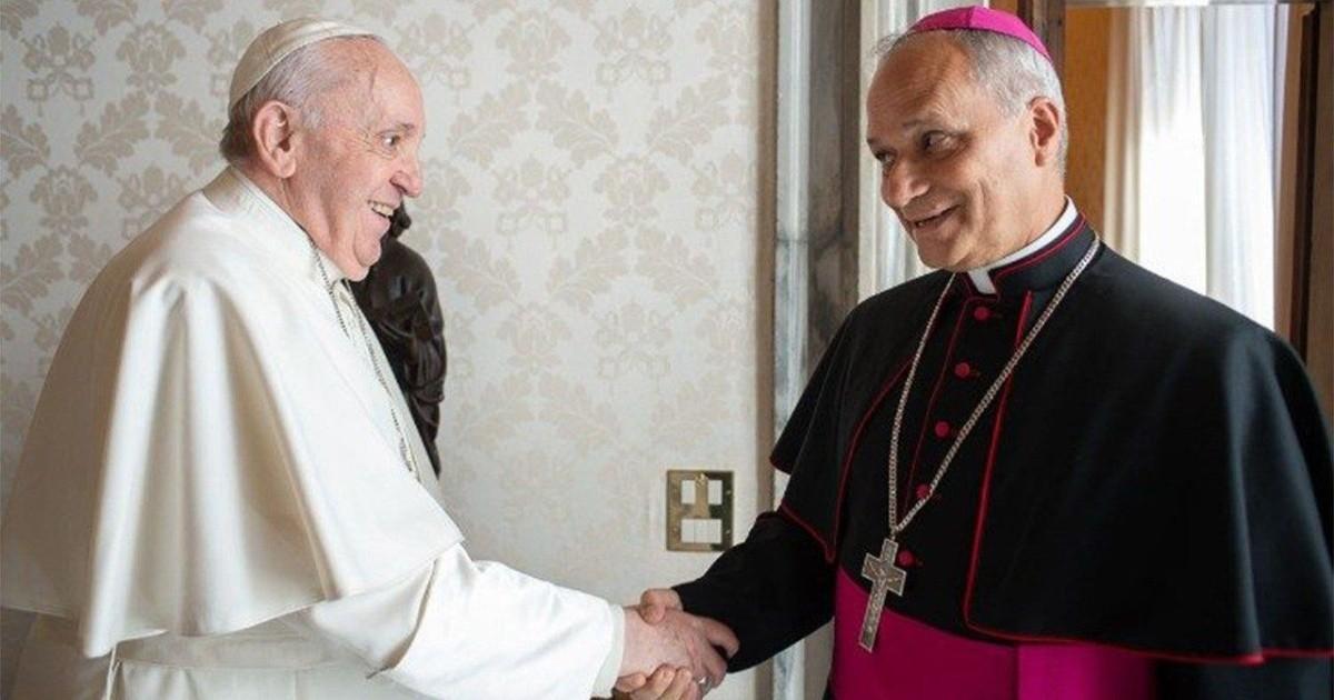 El papa Francisco saluda al cardenal Robert Francis Prevost.