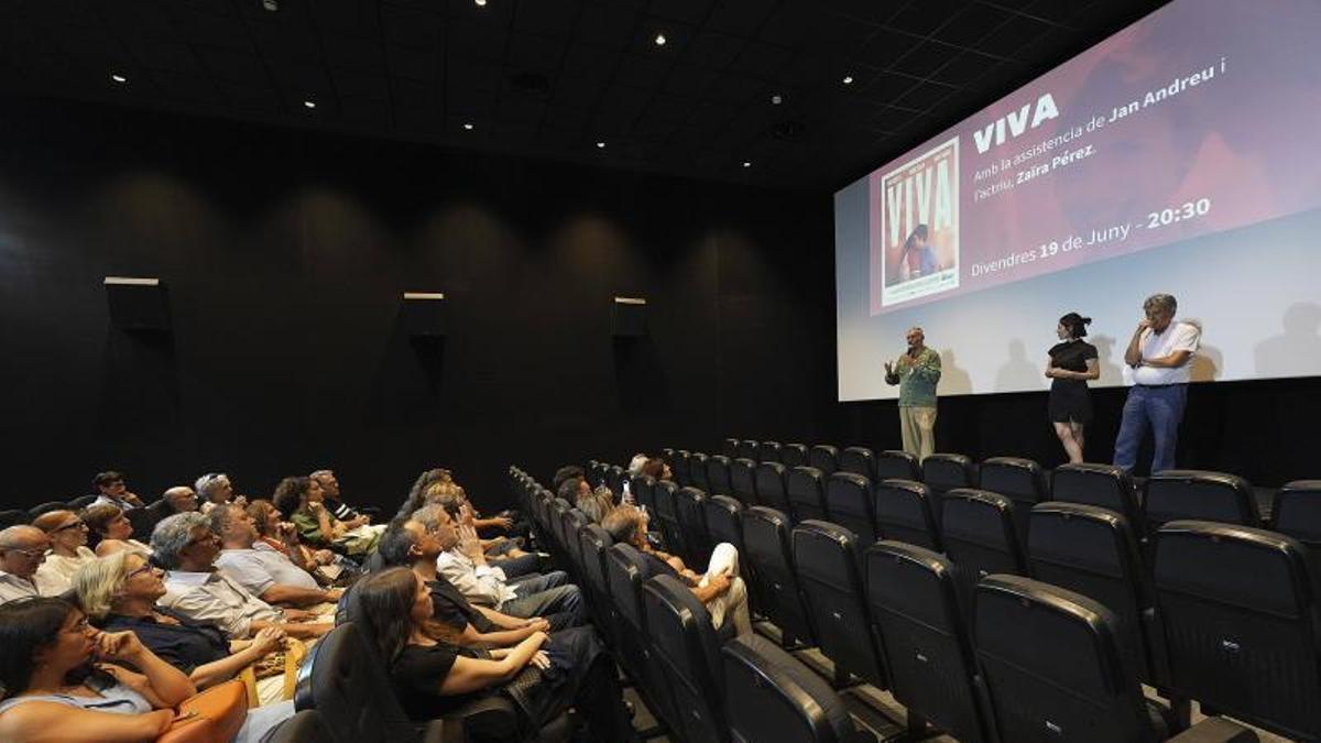 La sala gran del Truffaut seguint la presentació del film "Viva"