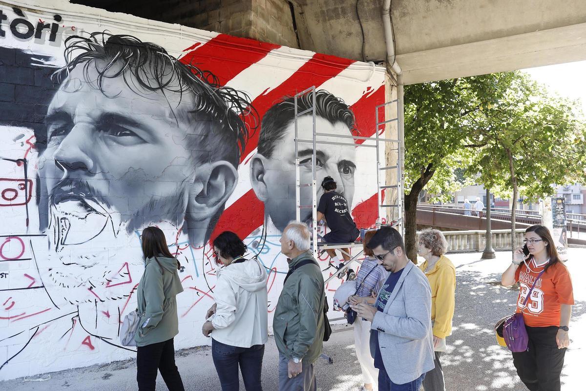 Les imatges del gran mural d'Stuani i Míchel al centre de Girona