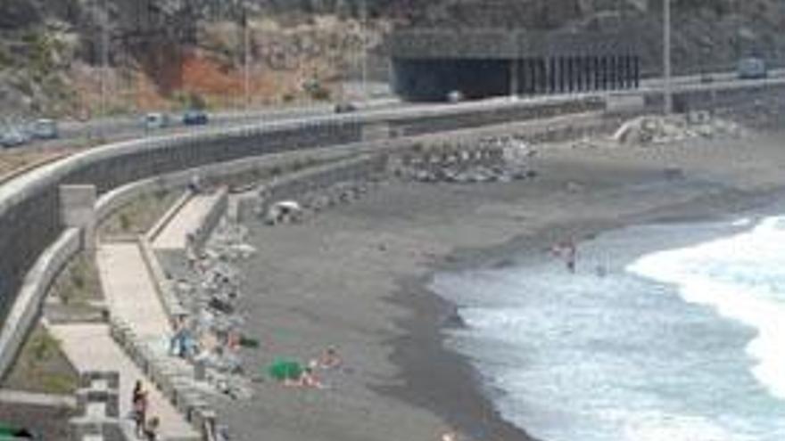 Una imagen del paseo de La Laja, con la playa al fondo. | juan carlos castro