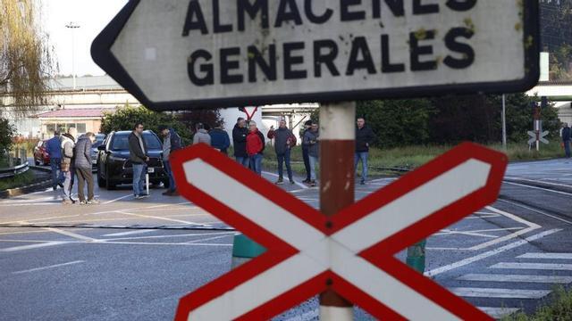 Concentración de trabajadores de la industria auxiliar en ArcelorMittal, en una imagen de archivo.