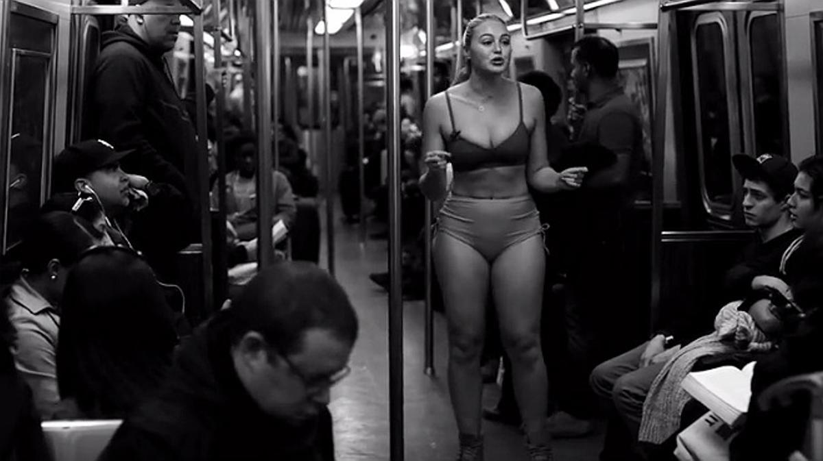 La modelo Iskra Lawrence se desnuda en el metro de Nueva York.
