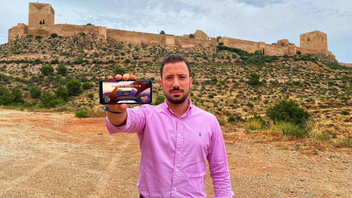 El portavoz de Ciudadanos, Francisco Morales, con el Castillo al fondo.