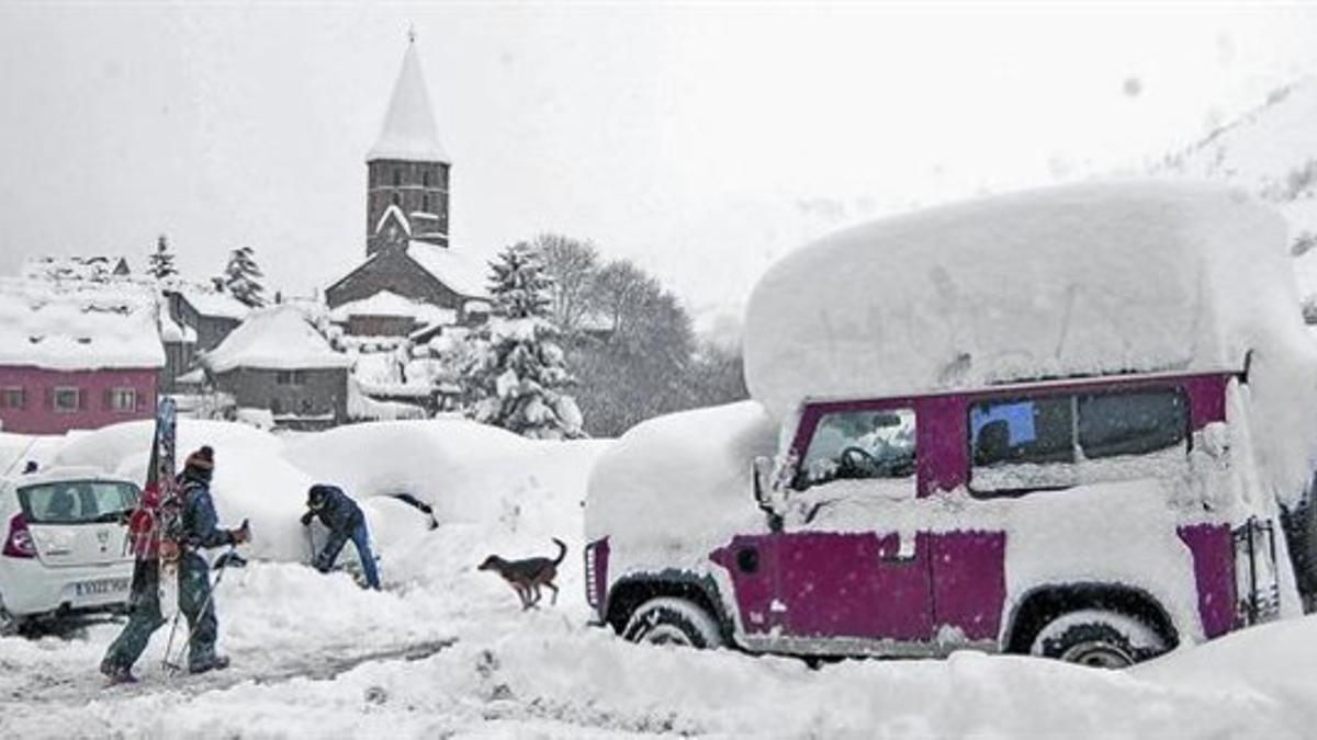 Una imagen de la intensa nevada que cayó ayer en Salardú, en el Vall d'Aran.