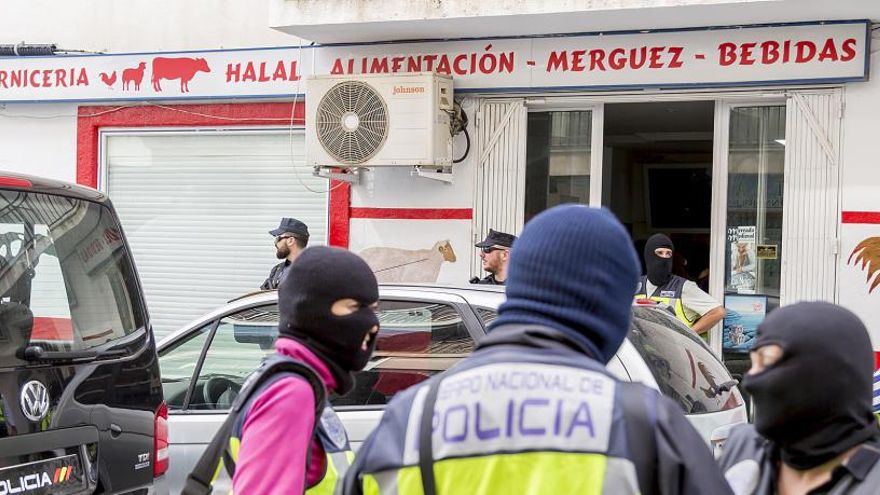 La carinicería donde ha tenido lugar el tiroteo, el pasado octubre, cuando fue registrada tras la detención del primo del propietario, acusado de pertenecer al Daesh.