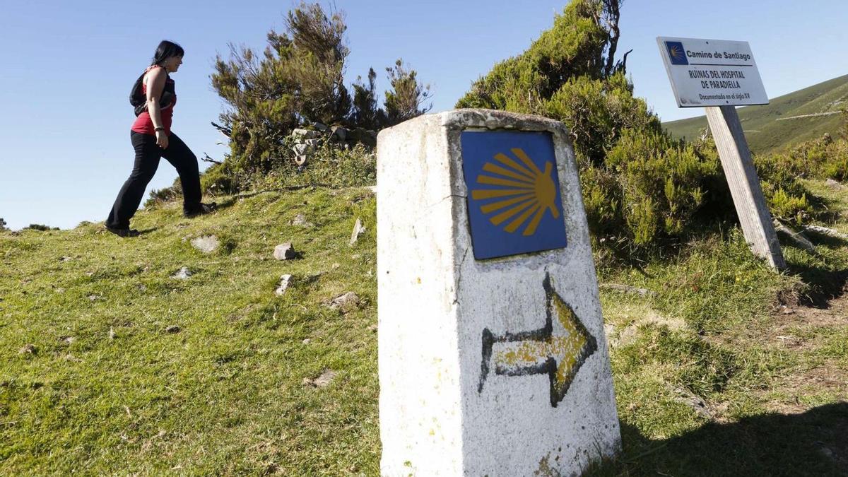 Una peregrina, en plena ruta entre Asturias y Galicia.