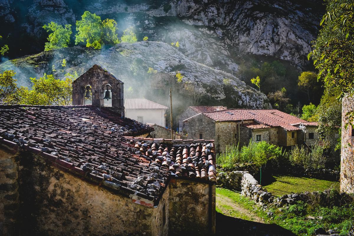 La iglesia de piedra en el pueblo de Bulnes, una de las parroquias más remotas de España