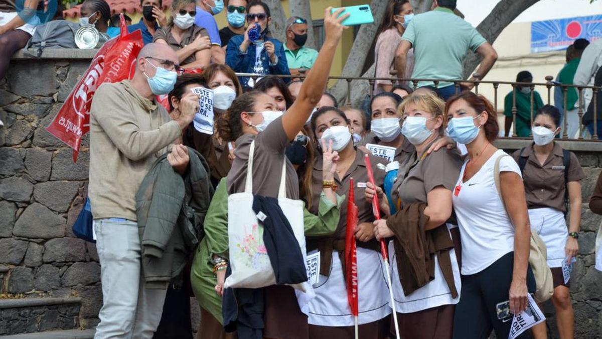 Un grupo de camareras de piso del Tres Islas se realizan un selfie, ayer. | | ONDA FTVA