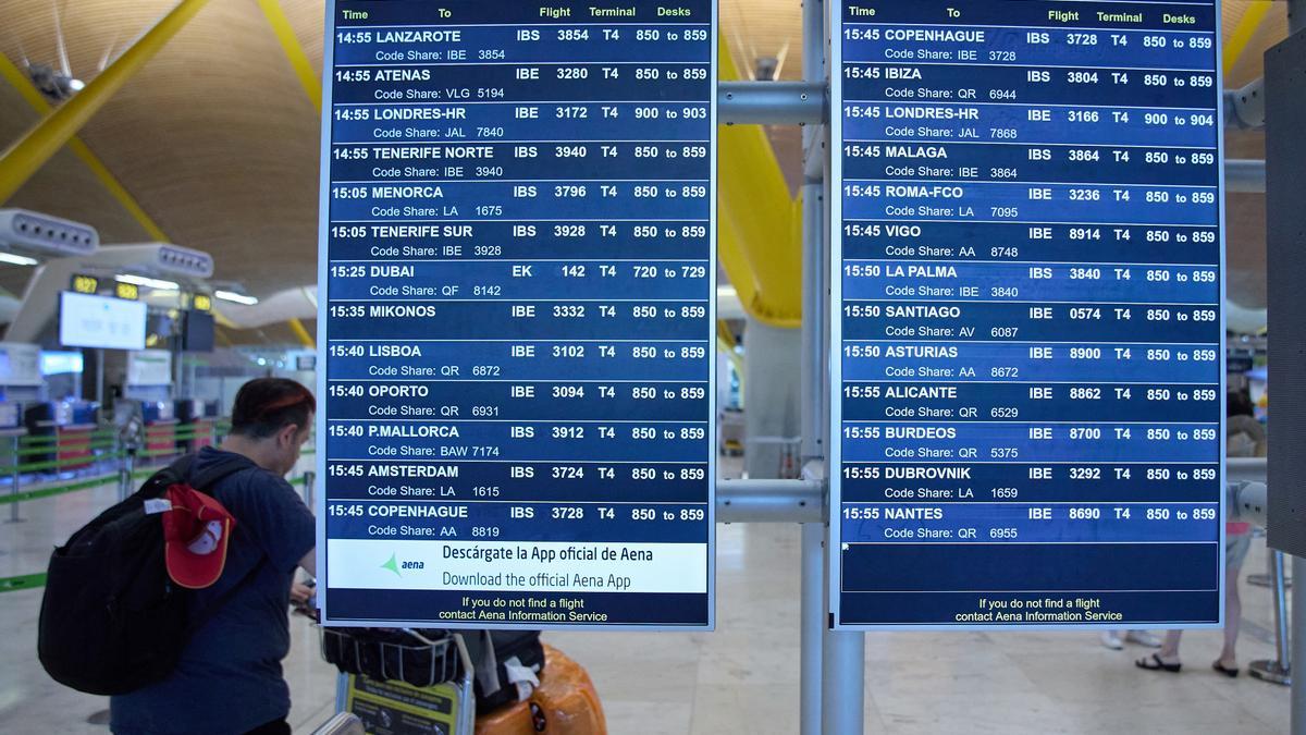 Panel informativo de las salidas de vuelos en la zona de facturación de la Terminal 4 del Aeropuerto Adolfo Suárez Madrid-Barajas.