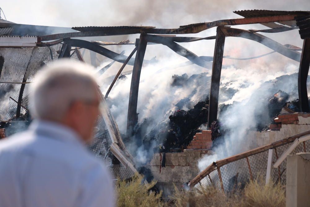 Arde una nave industrial en Aspe