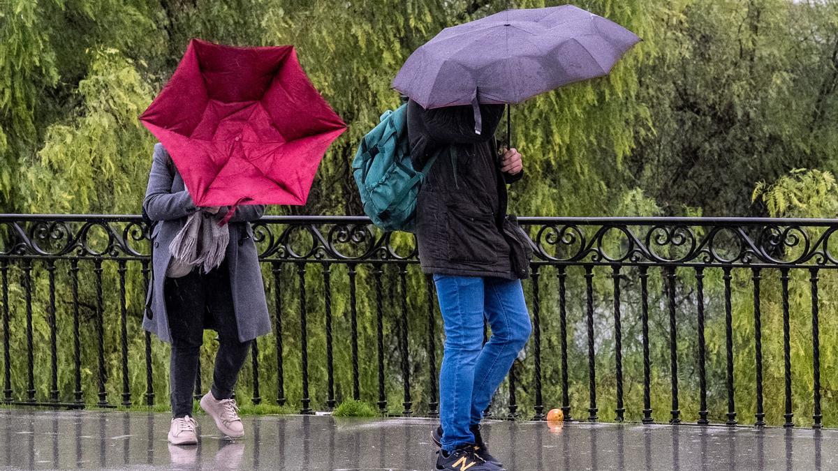 Peatones cruzan el puente de Triana este miércoles.