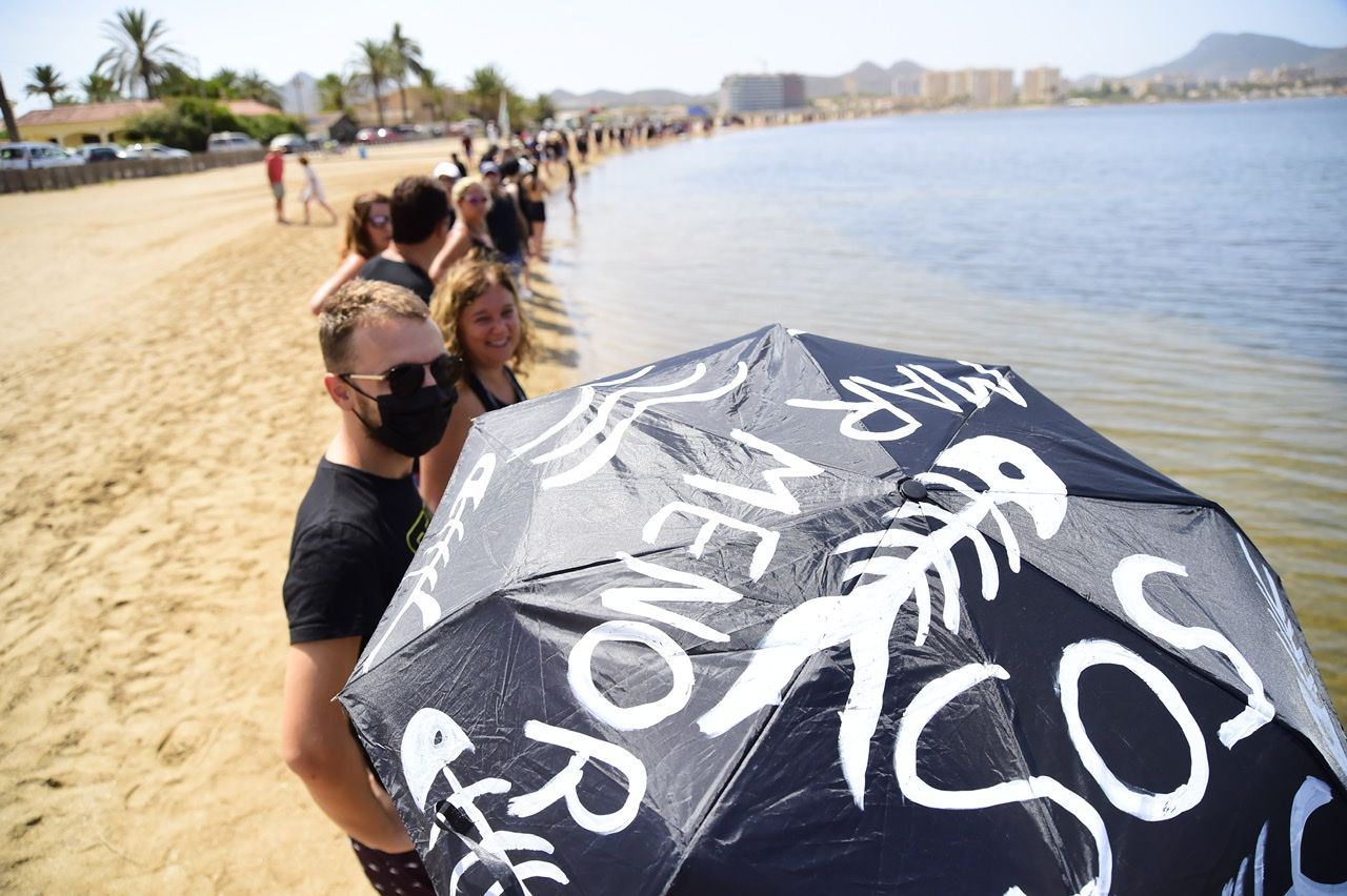 Miles de murcianos forman una cadena humana que rodea al Mar Menor en señal de protesta