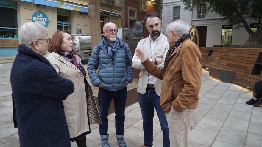 El concejal socialista Mariano Ruiz, durante una visita al distrito centro en compañía de la edil socialista Carmen Martín y residentes en esta zona de Málaga