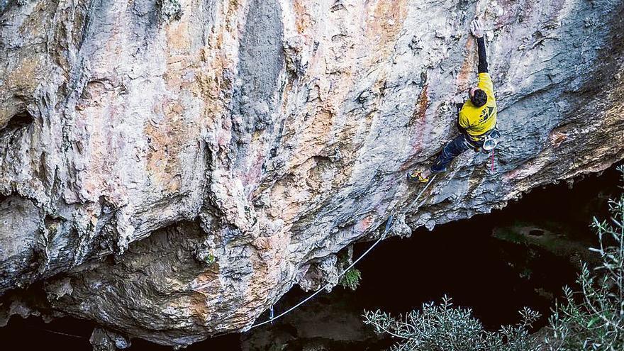 Práctica de la escalada en la costa de Mallorca.