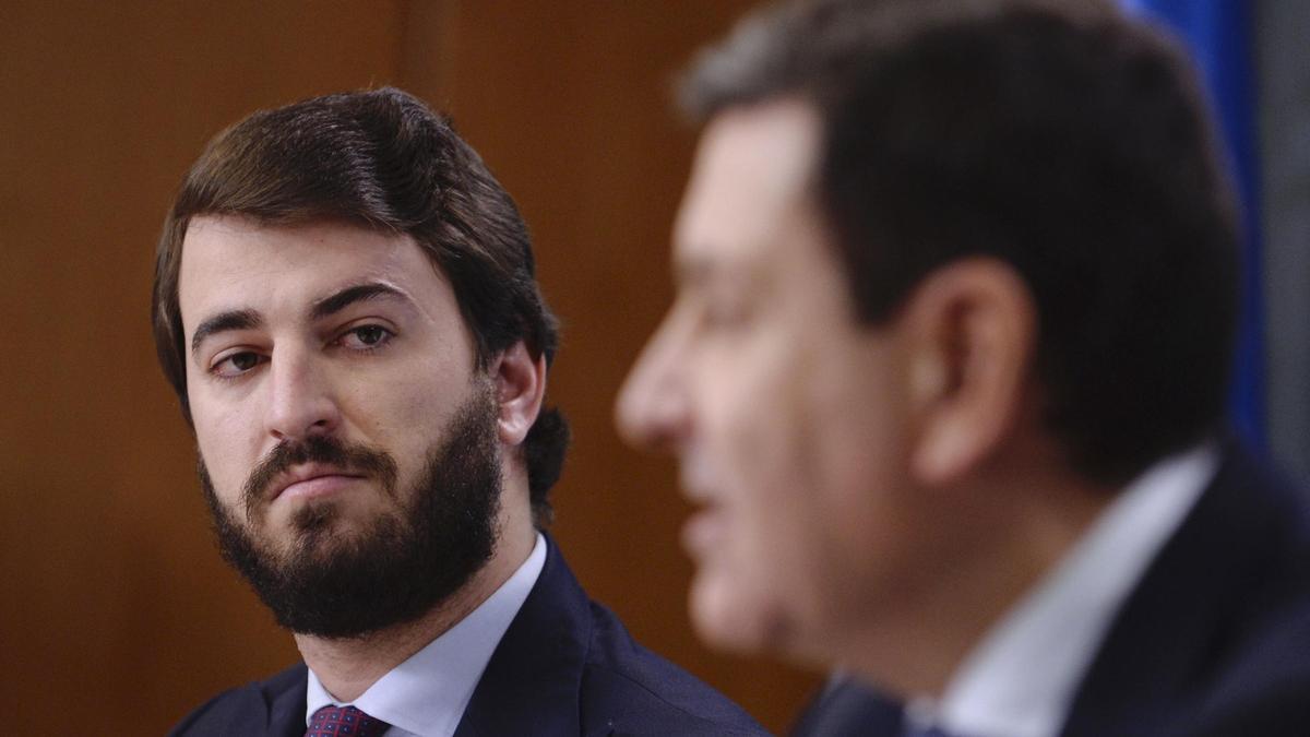 El vicepresidente de la Junta de Castilla y León, Juan García-Gallardo (i), y el consejero de Economía y Hacienda y portavoz, Carlos Fernández Carriedo, comparecen en una rueda de prensa posterior al Consejo de Gobierno, este jueves en Valladolid.