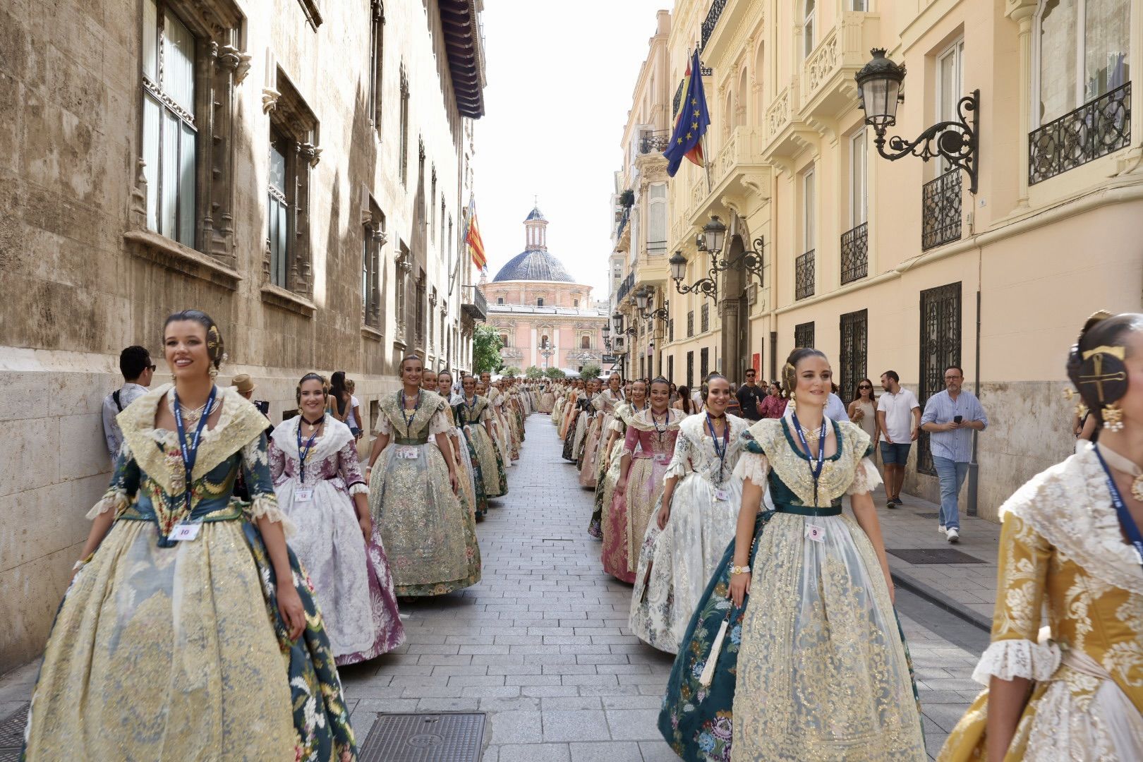 Baño de multitudes de las candidatas a Fallera Mayor de València 2025