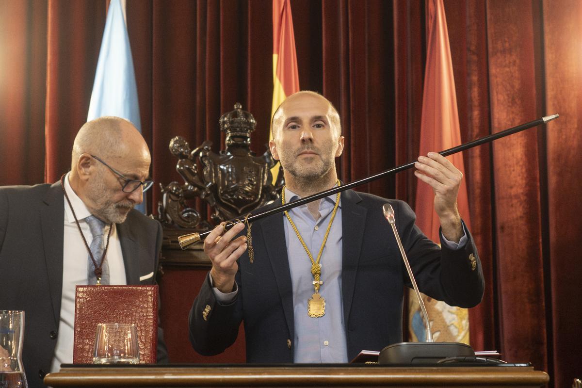 Jácome recibió el bastón de mando de manos del candidato de la alternativa, Paco Rodríguez (PSOE), que presidió la mesa de edad.