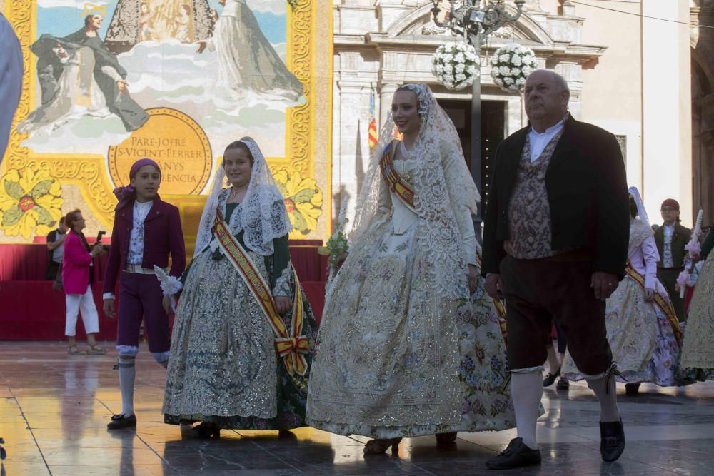 Desfile de las falleras mayores de las diferentes comisiones durante la procesión general de la Mare de Déu dels Desemparats.