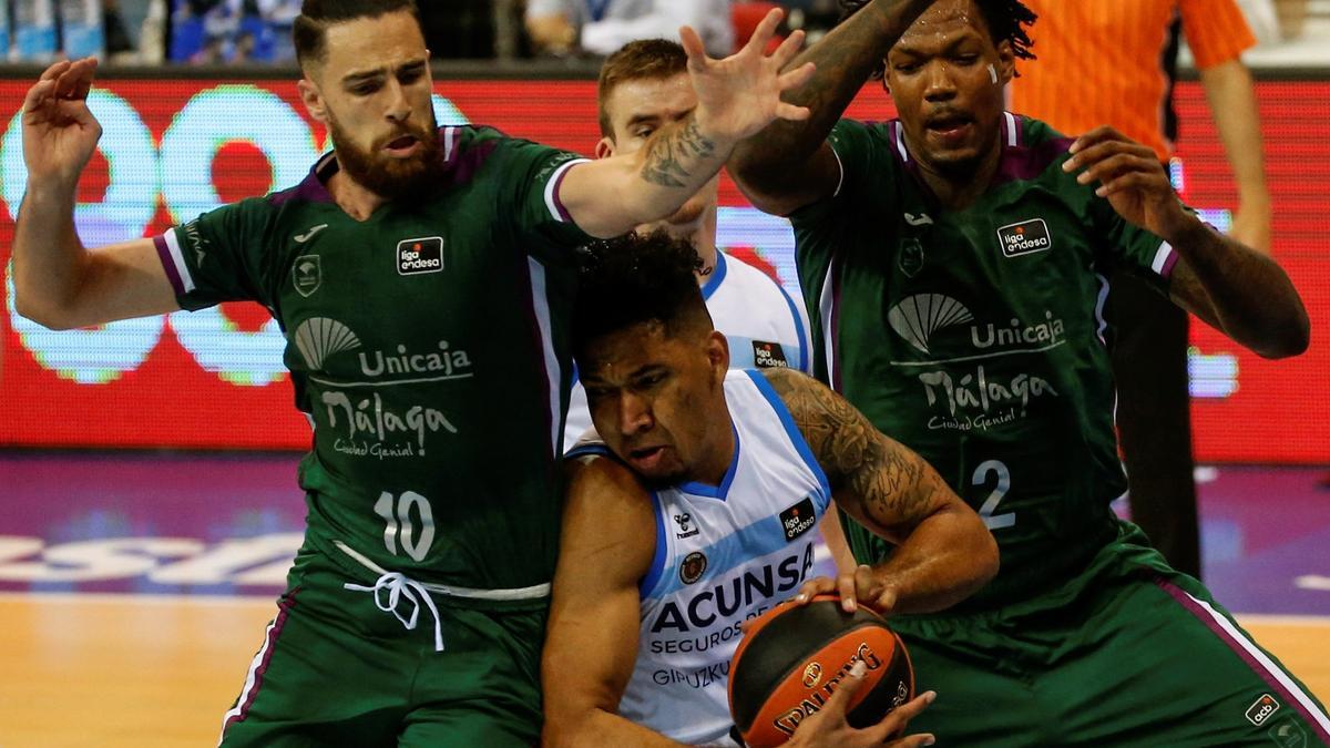 El Unicaja duerme octavo tras ganar en San Sebastián.