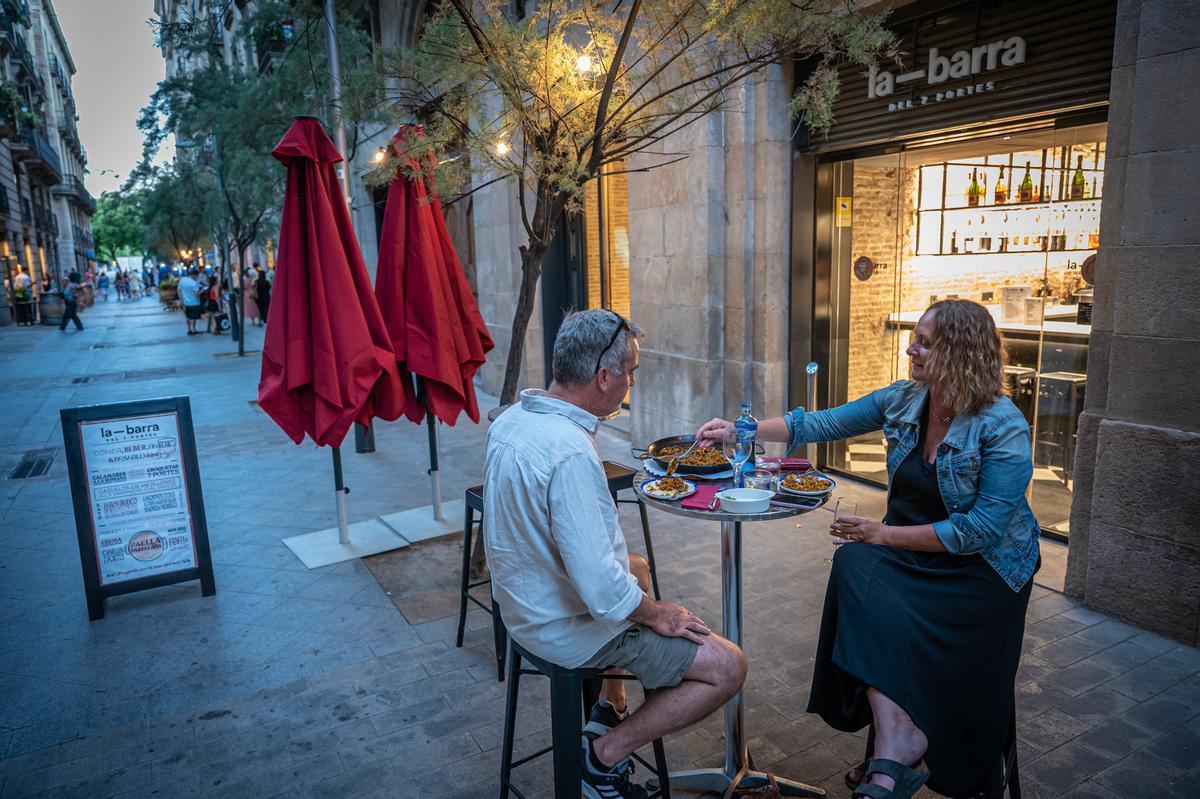 Una pareja cena en la pequeña terraza de La Barra del 7 Portes.