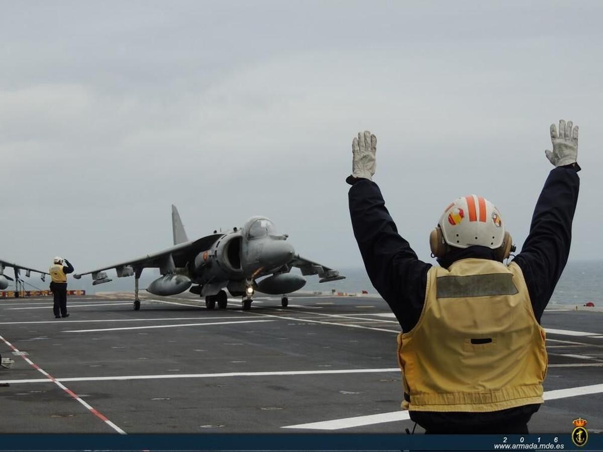 Harriet rodando hacia el punto de despegue en el portaaviones ‘Juan Carlos I.
