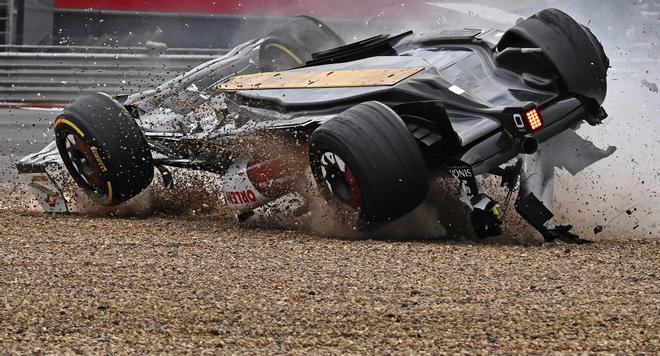 Así fue el terrible accidente de Guanyu Zhou en Silverstone, en imágenes