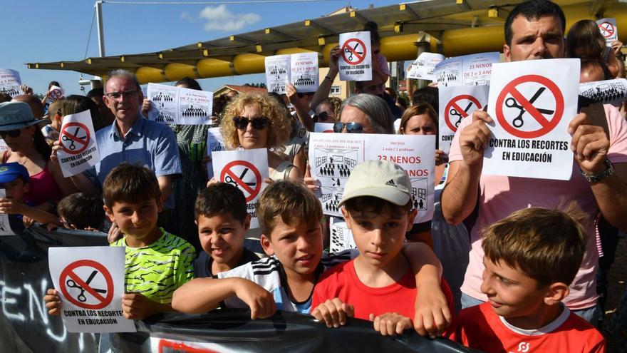 Protesta contra el cierre de un aula y la supresión de dos maestras en el Castro Baxoi, en julio. |   // VÍCTOR ECHAVE