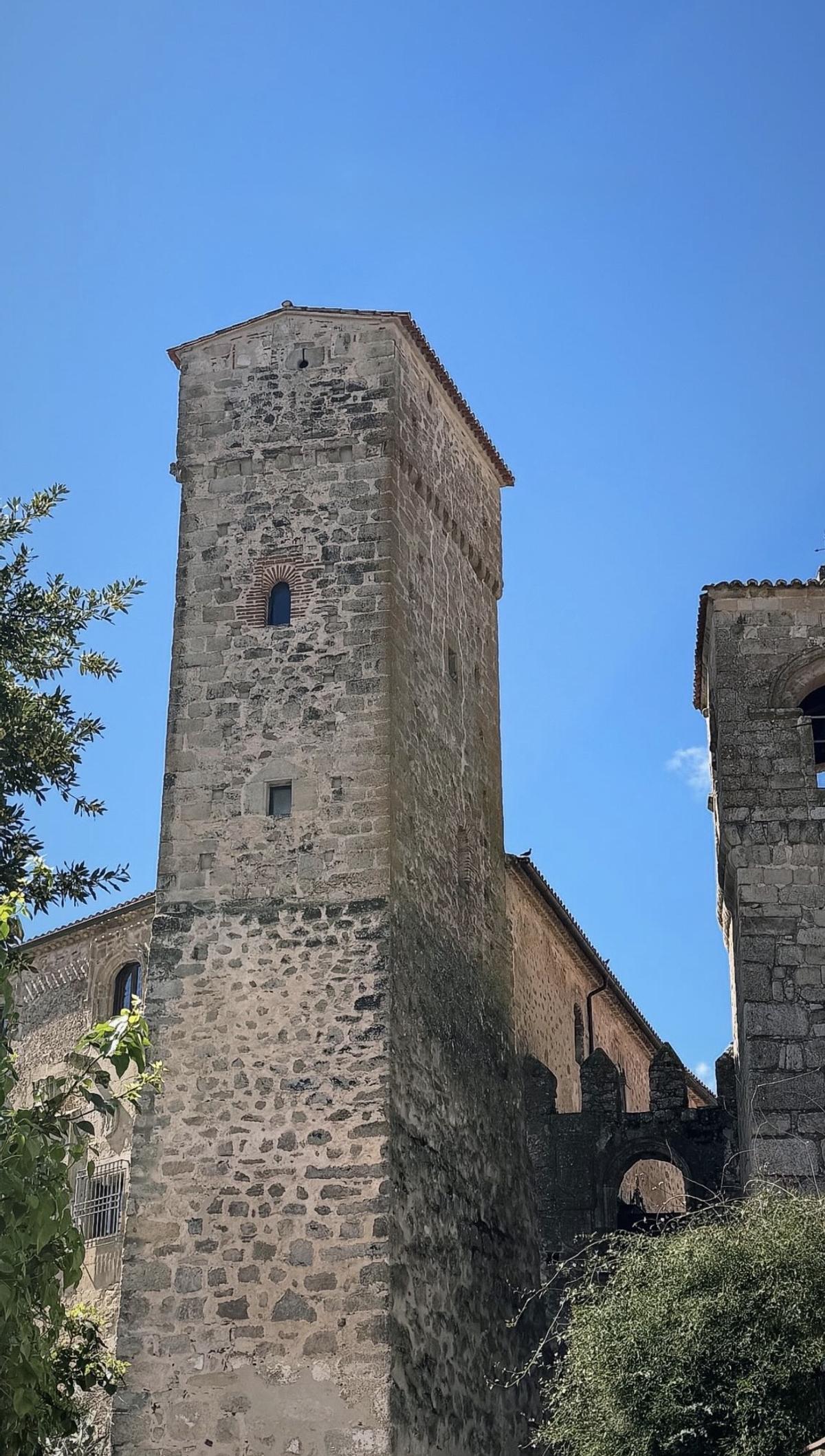 Torre del Palacio de Luis de Chaves junto a la Puerta e Iglesia de Santiago en Trujillo