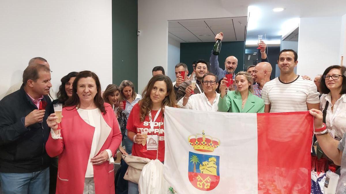 Miembros de Siempre Don Benito celebran el resultado electoral.