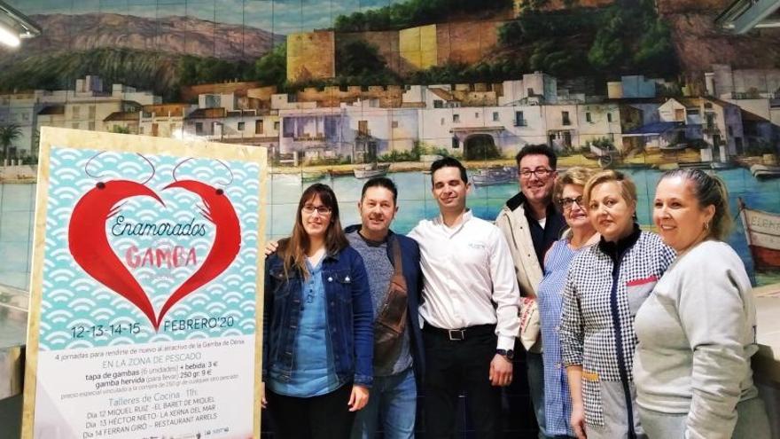 Los cocineros Héctor Nieto, Ferran Giró y Miquel Ruiz junto a las vendedoras de pescado y la edil de Mercados.