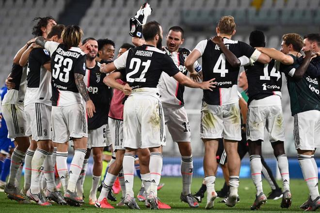 El equipo de la Juventus celebra el título de la Serie A (scudetto) después del partido de fútbol de la Serie A italiana entre la Juventus y la Sampdoria que se jugó a puerta cerrada en el estadio Allianz en Turín.