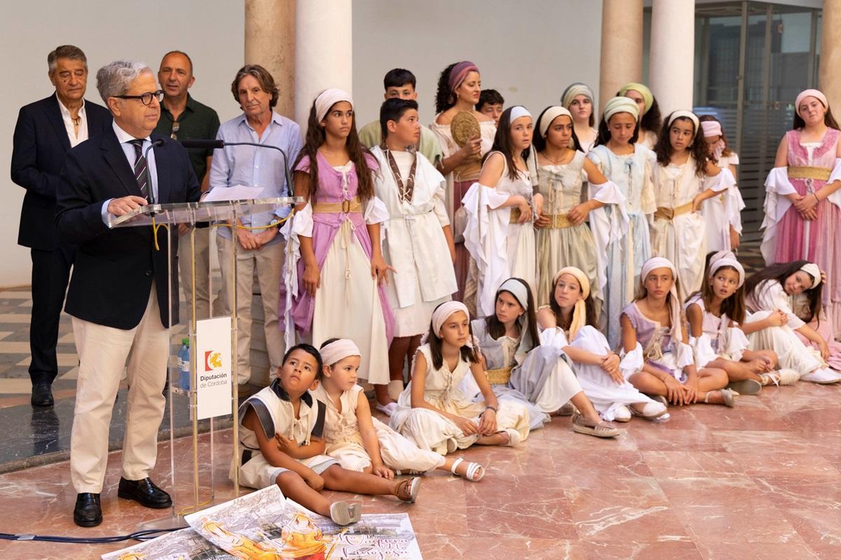 El presidente de la Diputación, Salvador Fuentes, durante la presentación de la obra 'La vaquera de la Finojosa'.