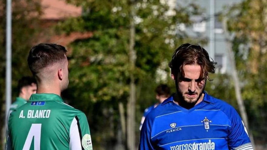Aitor Rubio, a la derecha, en el partido del San Martín ante el Lenense. |