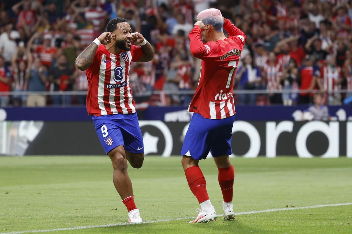 MADRID, 14/08/2023.- El delantero del Atlético de Madrid Memphis Depay (i) celebra con Antoine Griezmann tras marcar el segundo gol ante el Granada, durante el partido de LaLiga que disputan este lunes en el estadio Metropolitano, en Madrid. EFE/Juan Carlos Hidalgo