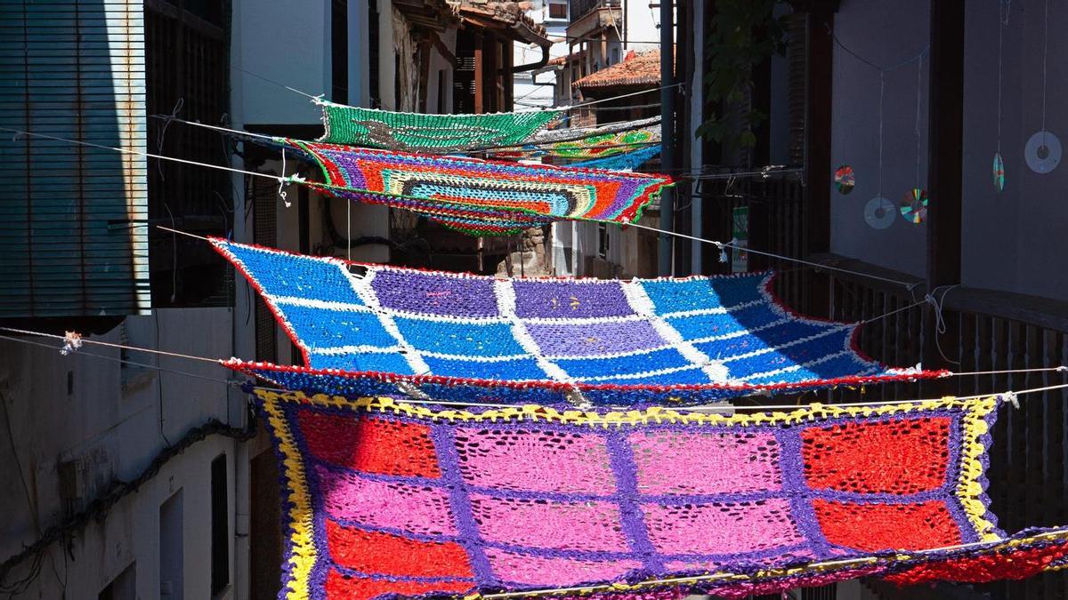 Fotogalería | Un techo de ganchillo en Valverde de la Vera para bajar la temperatura en pleno verano