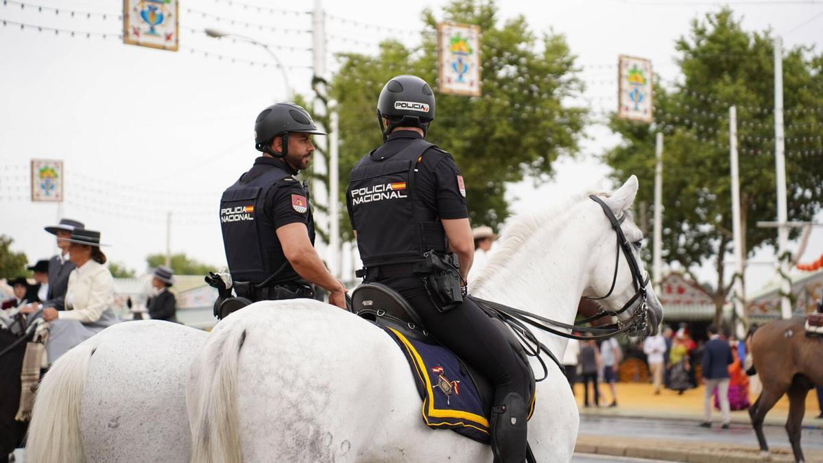 Policía nacional a caballo en el Real de la Feria de Abril