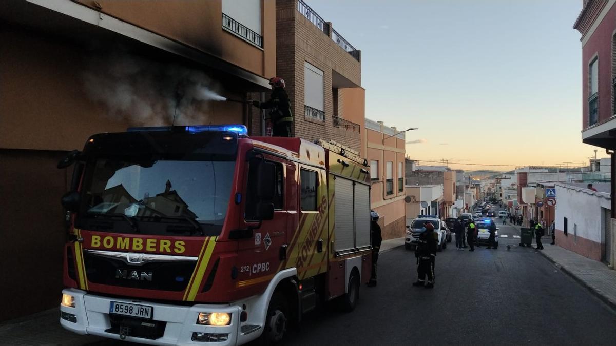 Los bomberos en el momento de la extinción del incendio en el cableado.