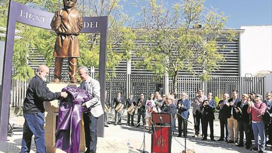 El Ayuntamiento inaugura en la calle Flores el monumento al santero