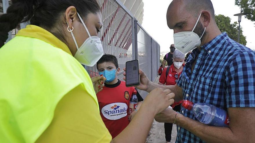 Aficionados del Mallorca muestran sus certificados covid para acceder al estadio el pasado 14 de agosto.