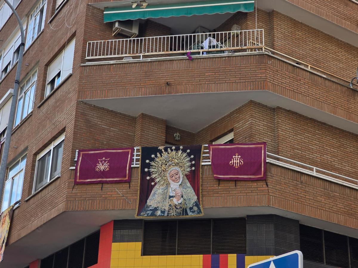 Balconeras y banderola con la imagen de la patrona, la Virgen de la Soledad, instaladas sobre el Centro de Ocio Contemporáneo de Badajoz.