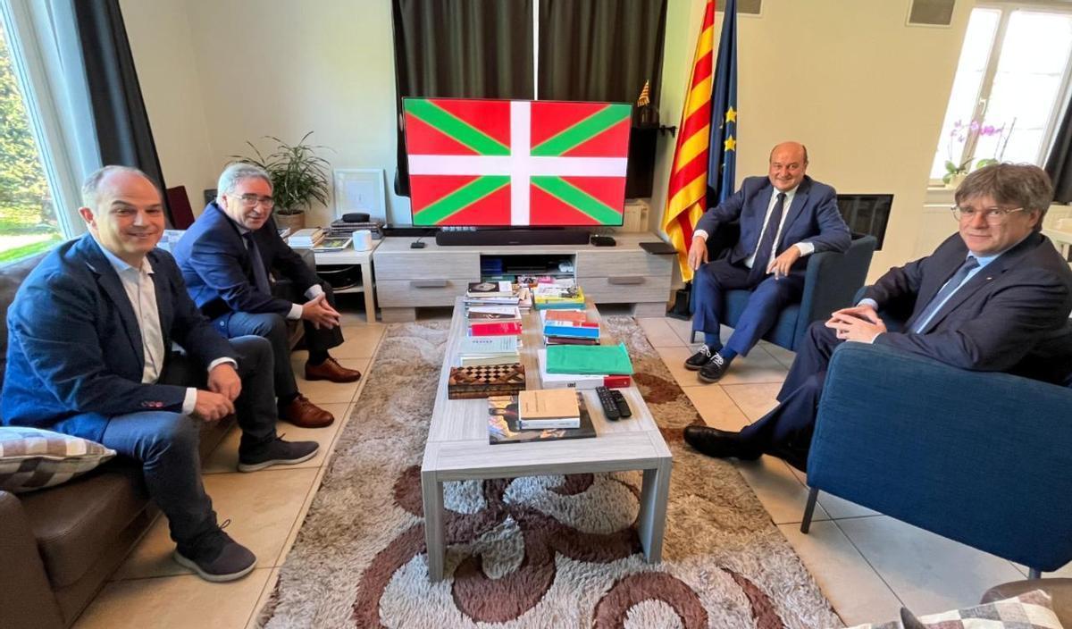 Un momento de la reunión de Puigdemont (derecha) y Turull (izquierda) con la dirección del PNV.