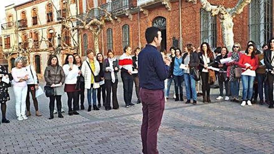 Los participantes en el Paseo de Soledad González.