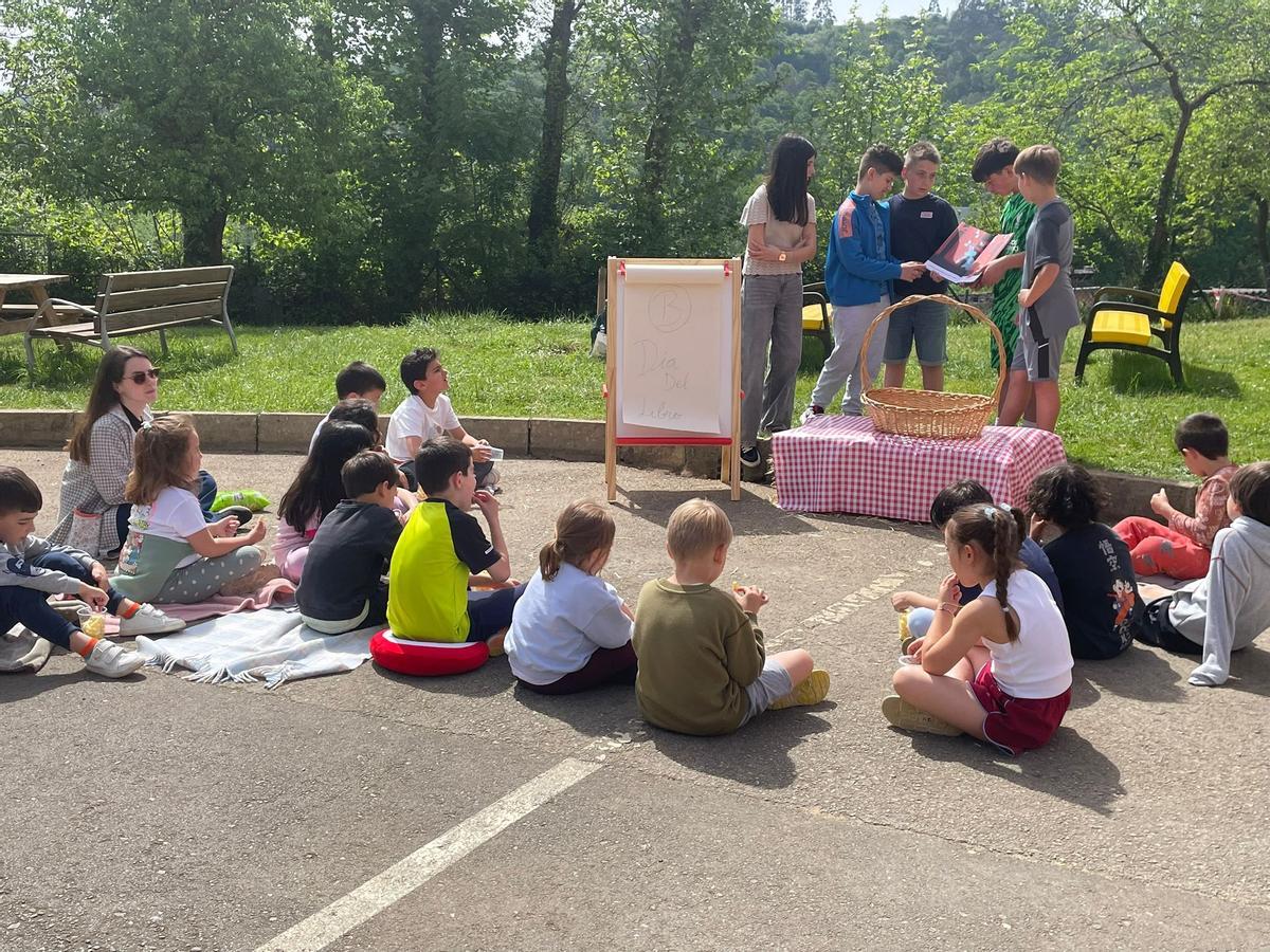 Picnic literario en el Colegio Maestros Arregui de Pola de Siero. Picnic literario en el Colegio Maestros Arregui de Pola de Siero.