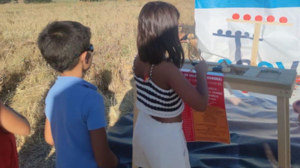 Niños jugando al tiro al plato con tirachinas. | E. P.