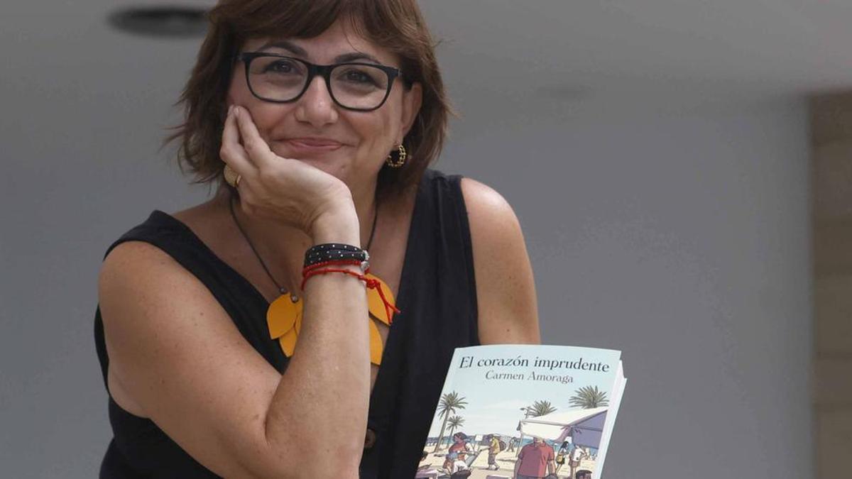 Carmen Amoraga con su libro &quot;El corazón inprudente&quot;.